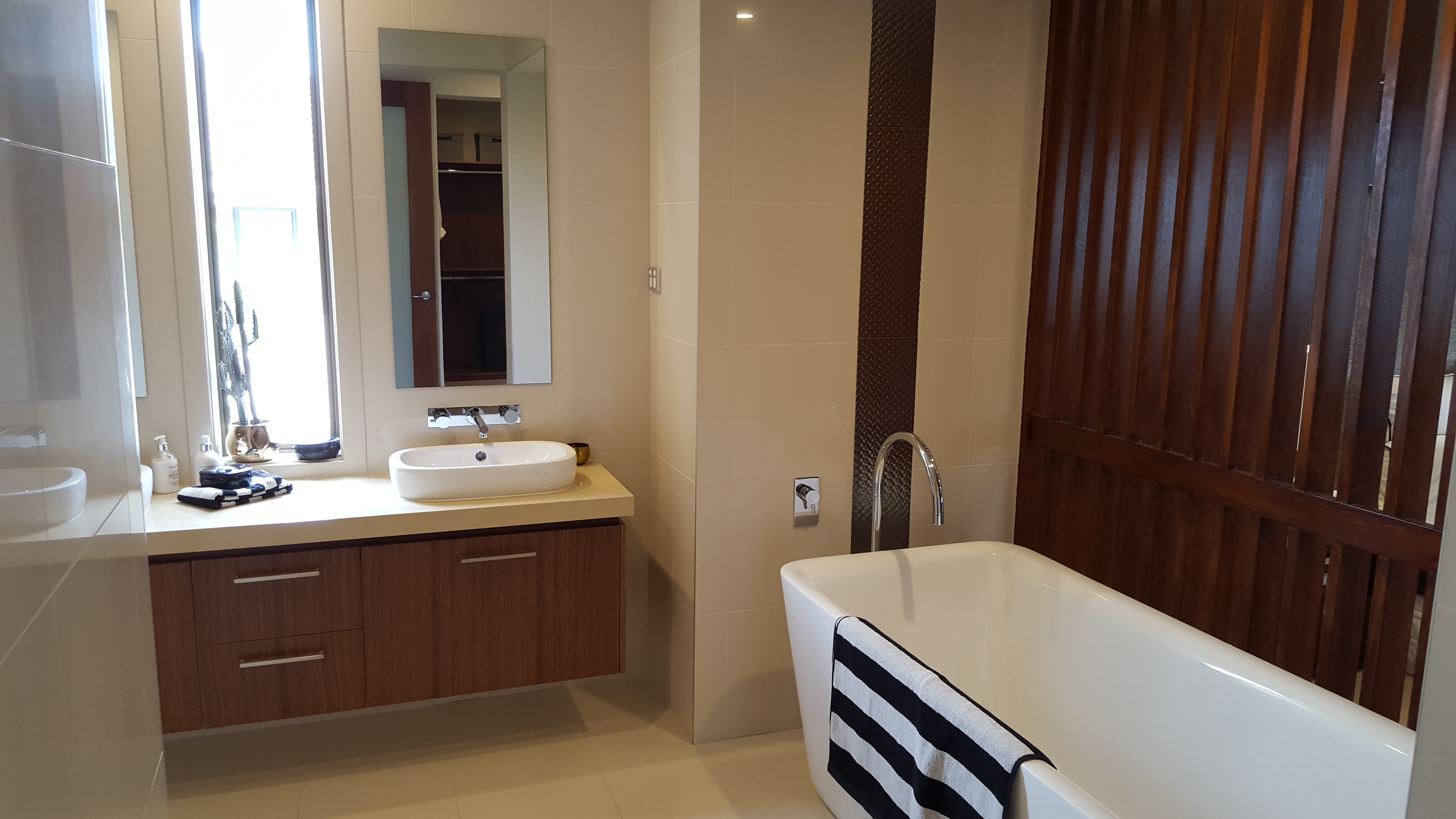 luxury-light-clour-modern-bathroom-renovation-1